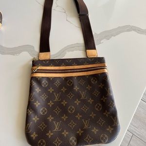 Louis Vuitton Crossbody bag, GREAT CONDITION asking $600